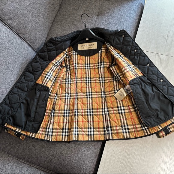 Burberry diamond quilted jacket - size small. Black - Picture 9 of 11